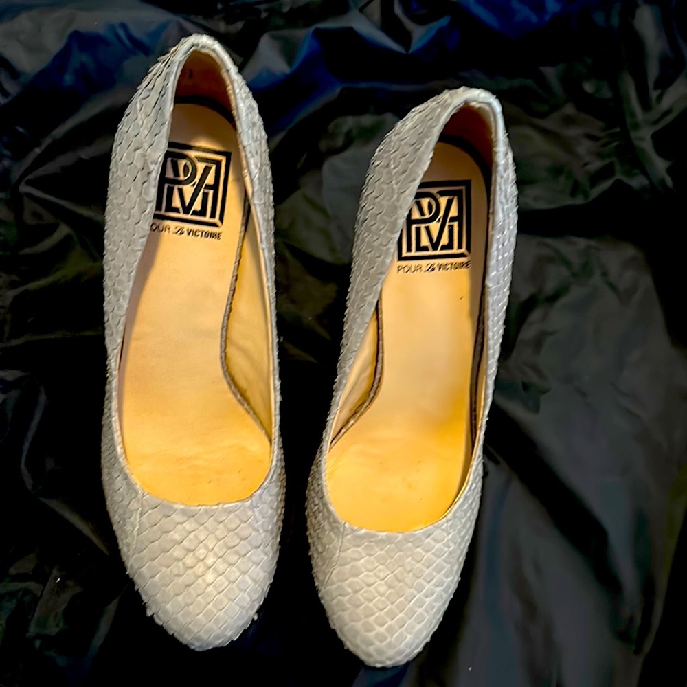 Pour le Victoire grey snake heel 6.5
